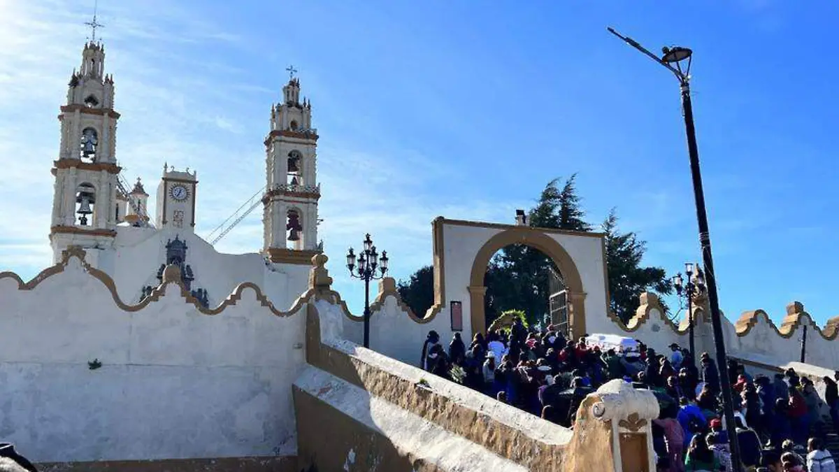 En el atrio de la iglesia se montó una valla de honor hasta las escalinatas para dar paso al cortejo fúnebre (2)